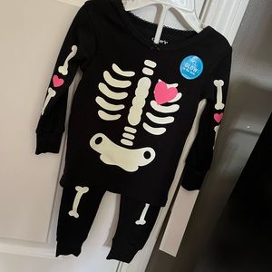 Baby girls 12 month 100percent cotton snug fit glow skeleton Halloween pajamas